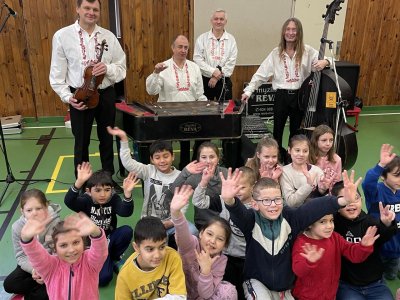 Cimbálová muzika RÉVA s typickými lidovými nástroji