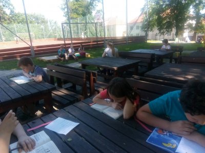 Čteme na školní zahradě