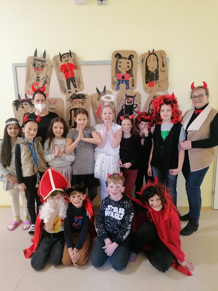 1 Mikuláš, 7 čertů a 4 andělé ze 3.A...