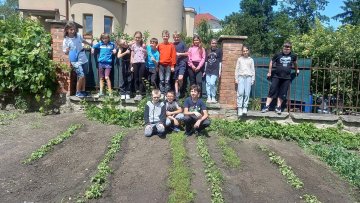 5.B na školním pozemku