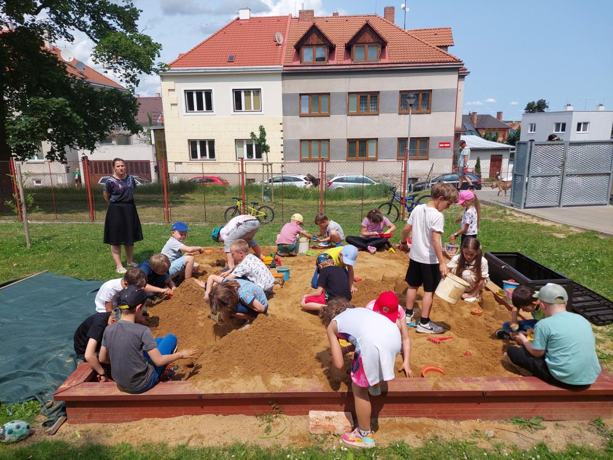 Děti v družině na pískovišti