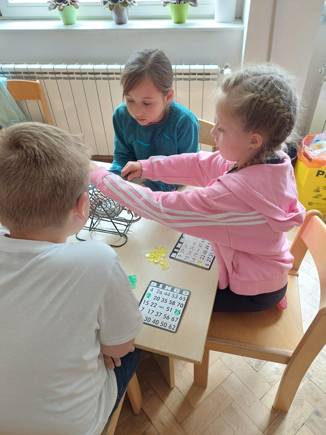 Piškvorky a Bingo v naší družině: Hrajeme, bavíme se a rozvíjíme se!