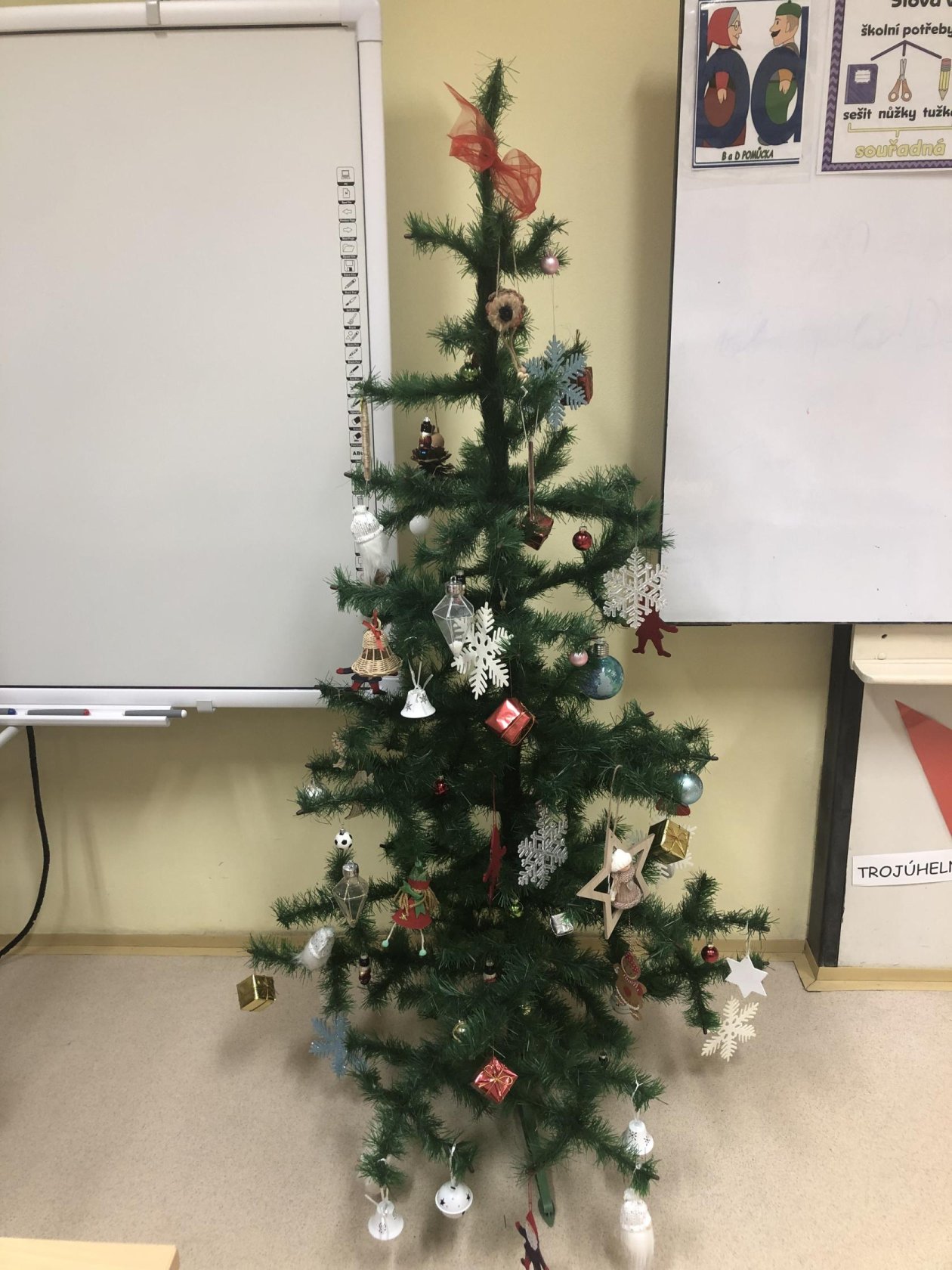 Zdobení vánočního stromečku ve třídě