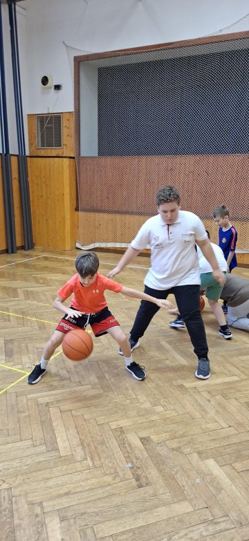 Učíme se základy basketbalu (Tv ve 4.A)