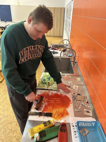 Les plný barev a fantazie