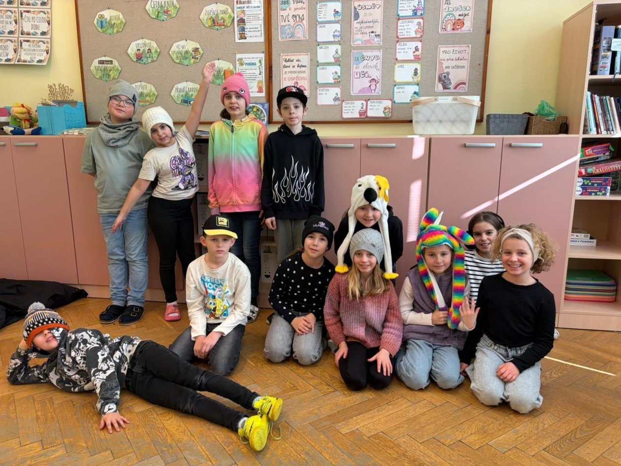 Den s pokrývkou hlavy 3. A