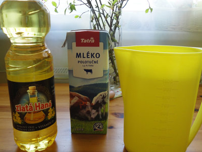 Míša doma našel litr oleje, litr mléka, litr vody.